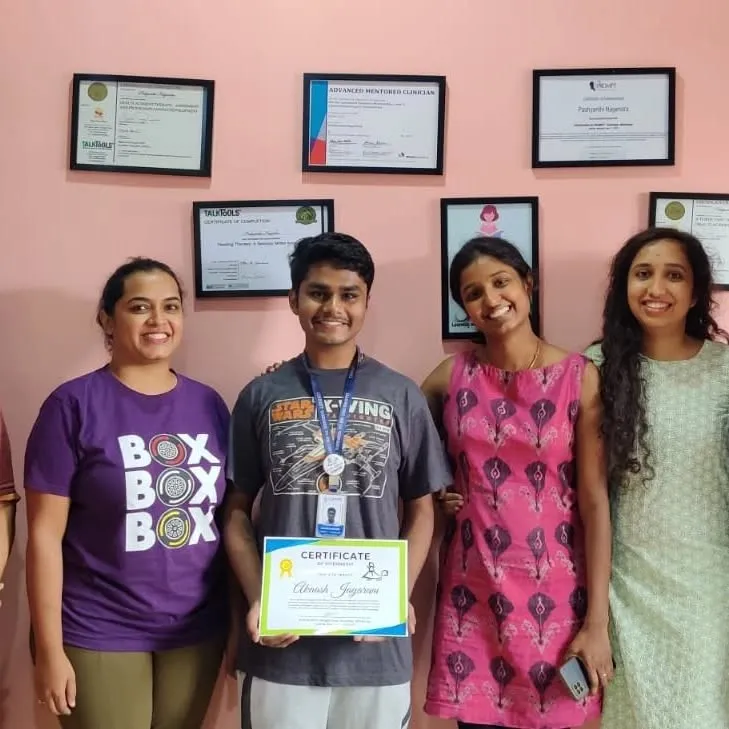 Pashyanthi presenting an internship certificate to a student